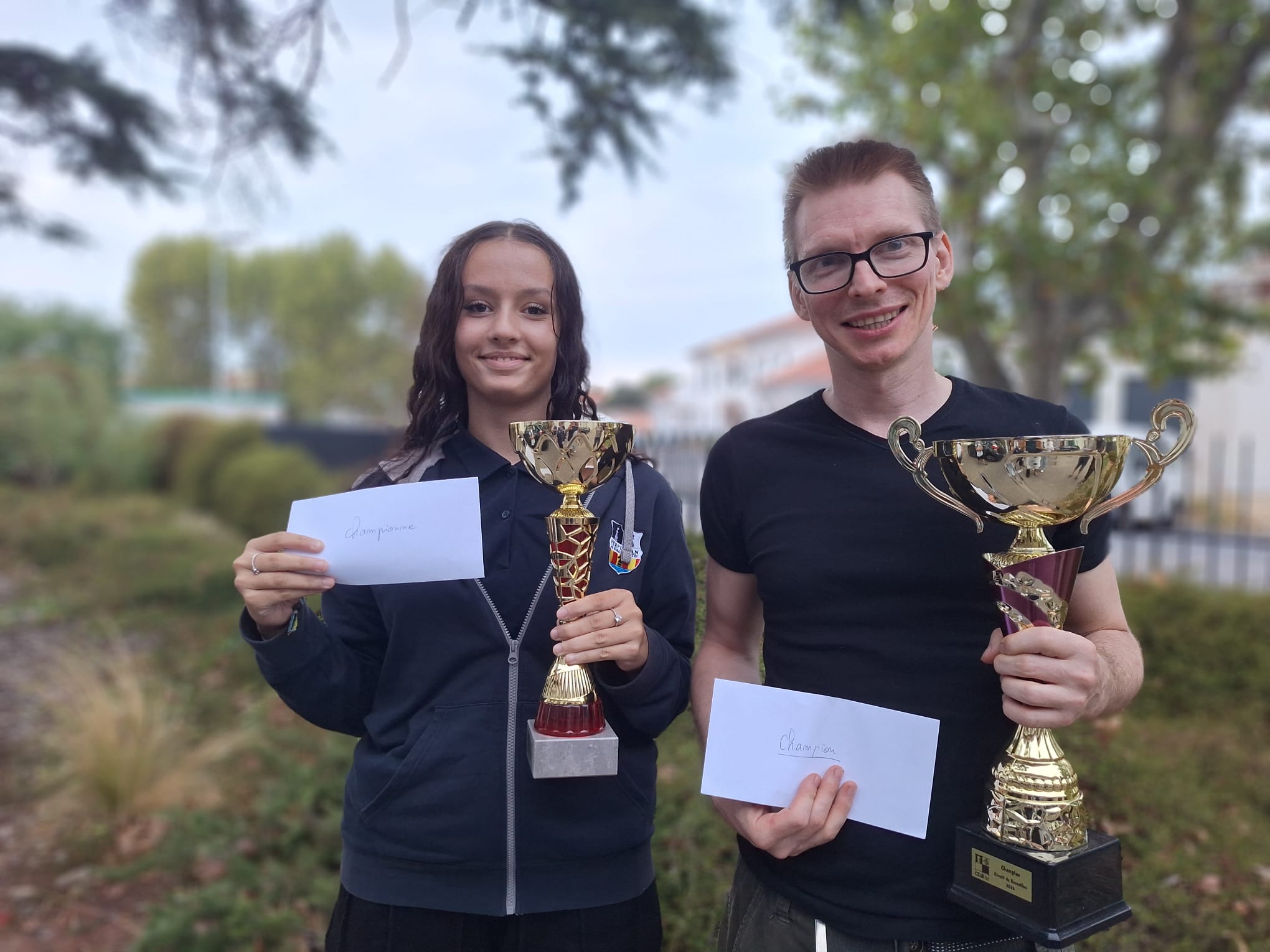 De droite à gauche Romain CSOMOS et Wassila AIT HASSOU Champion et Championne du Roussillon 2026